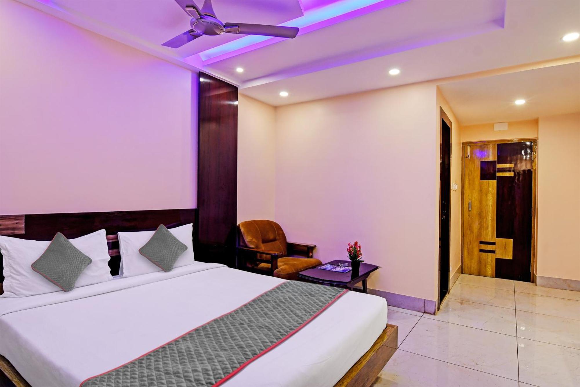 Townhouse The Grand Touch & The Royal Touch Hotel ดีกา ภายนอก รูปภาพ