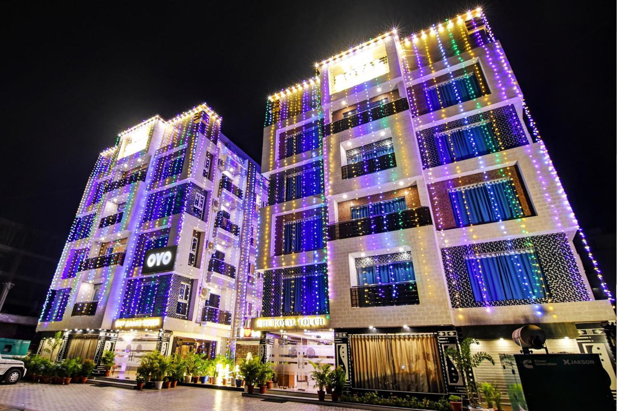 Townhouse The Grand Touch & The Royal Touch Hotel ดีกา ภายนอก รูปภาพ