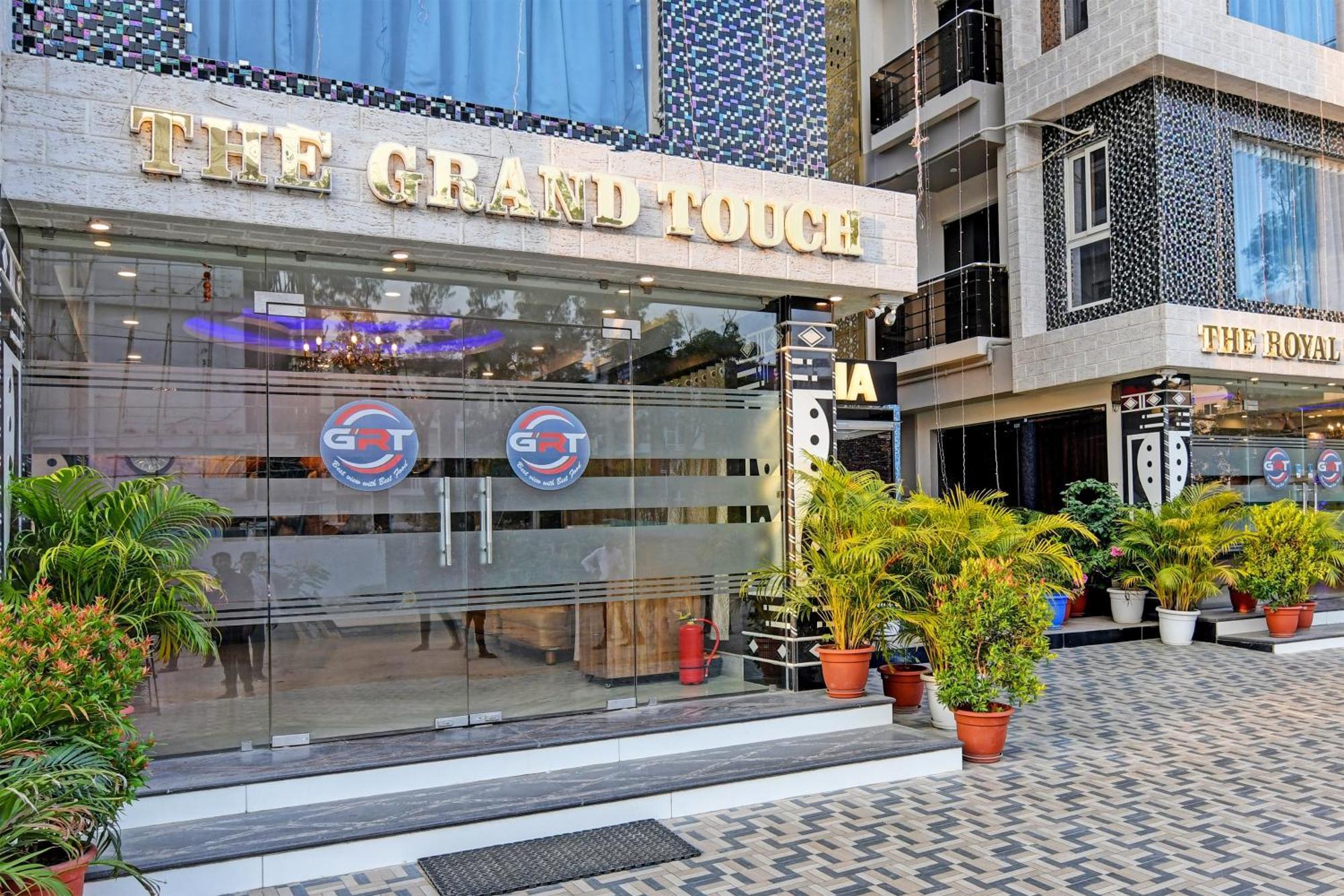 Townhouse The Grand Touch & The Royal Touch Hotel ดีกา ภายนอก รูปภาพ
