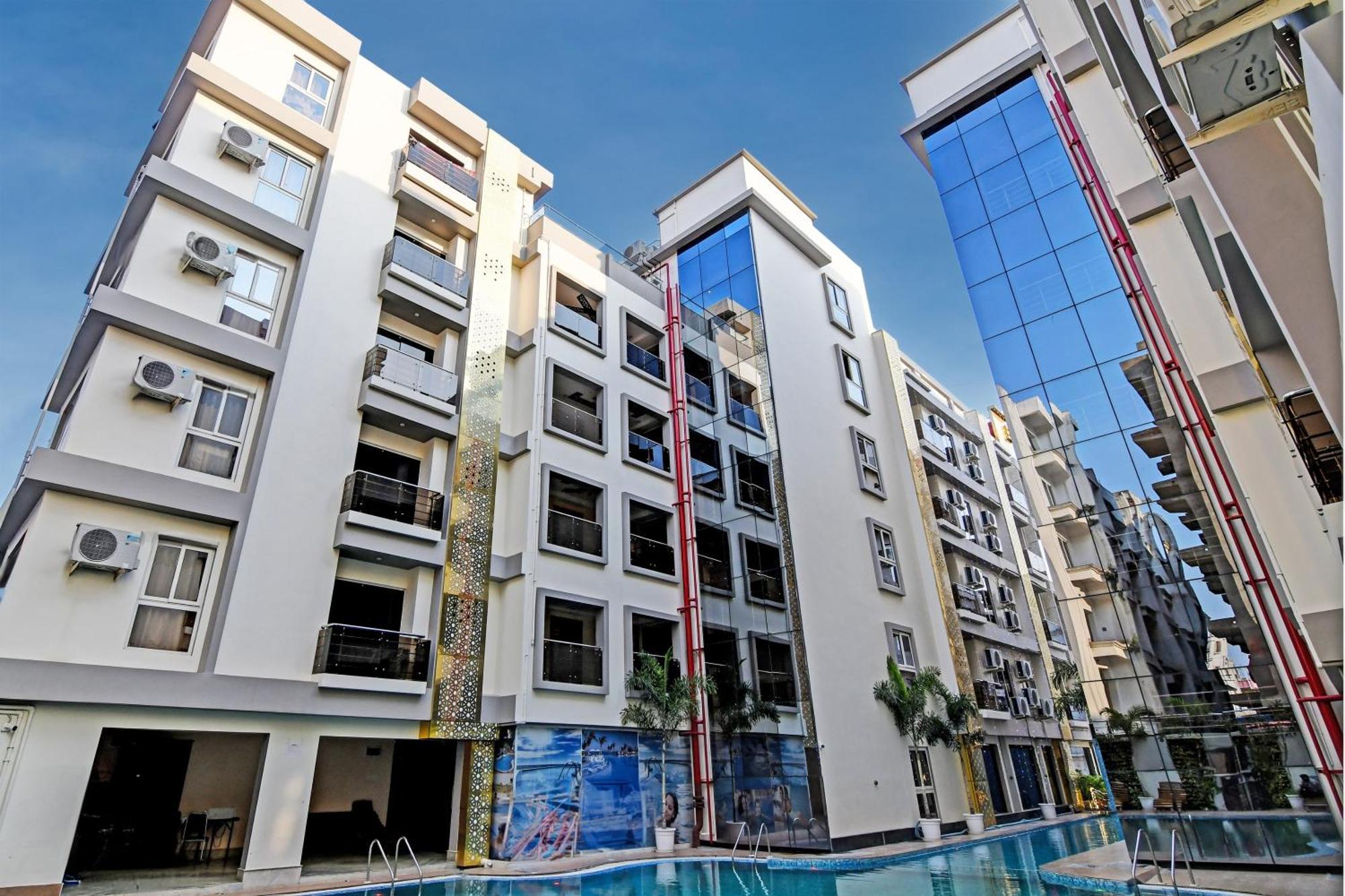Townhouse The Grand Touch & The Royal Touch Hotel ดีกา ภายนอก รูปภาพ