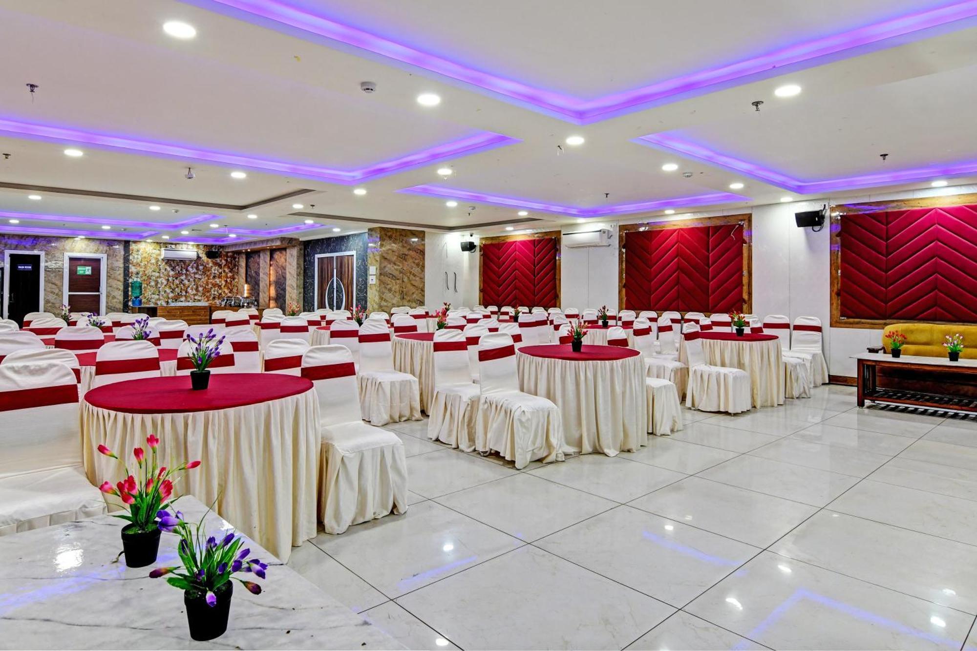 Townhouse The Grand Touch & The Royal Touch Hotel ดีกา ภายนอก รูปภาพ