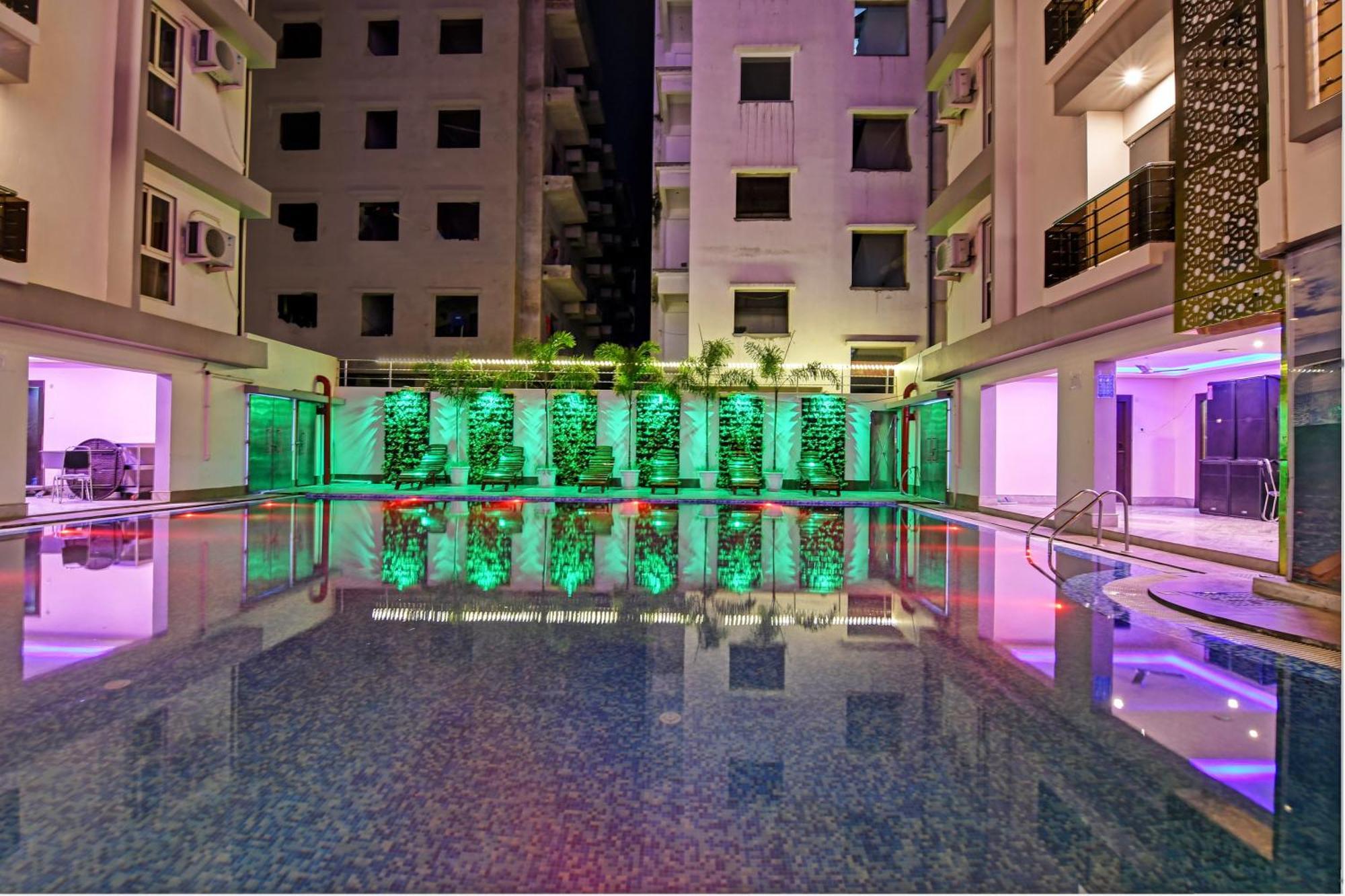 Townhouse The Grand Touch & The Royal Touch Hotel ดีกา ภายนอก รูปภาพ