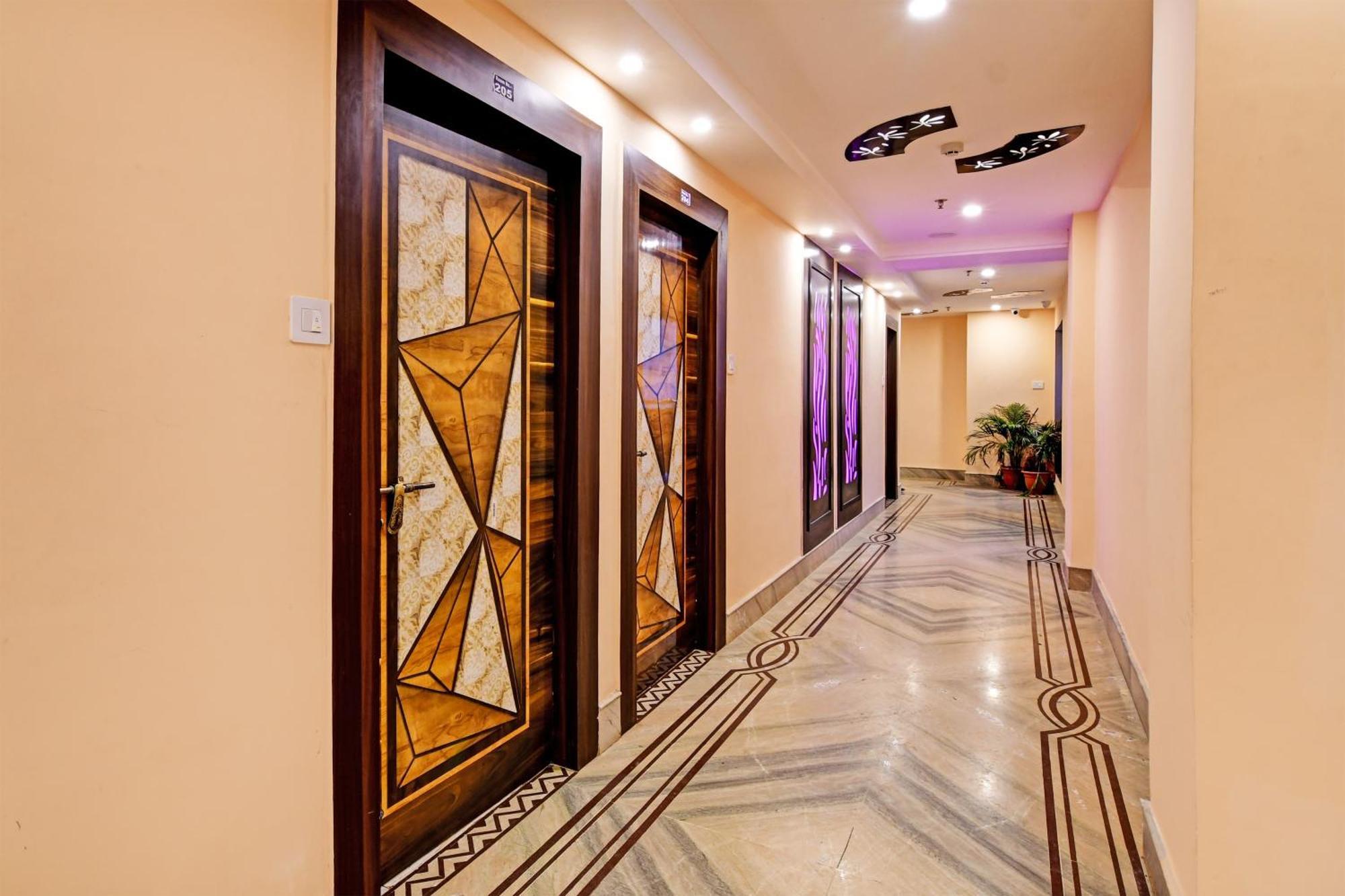 Townhouse The Grand Touch & The Royal Touch Hotel ดีกา ภายนอก รูปภาพ