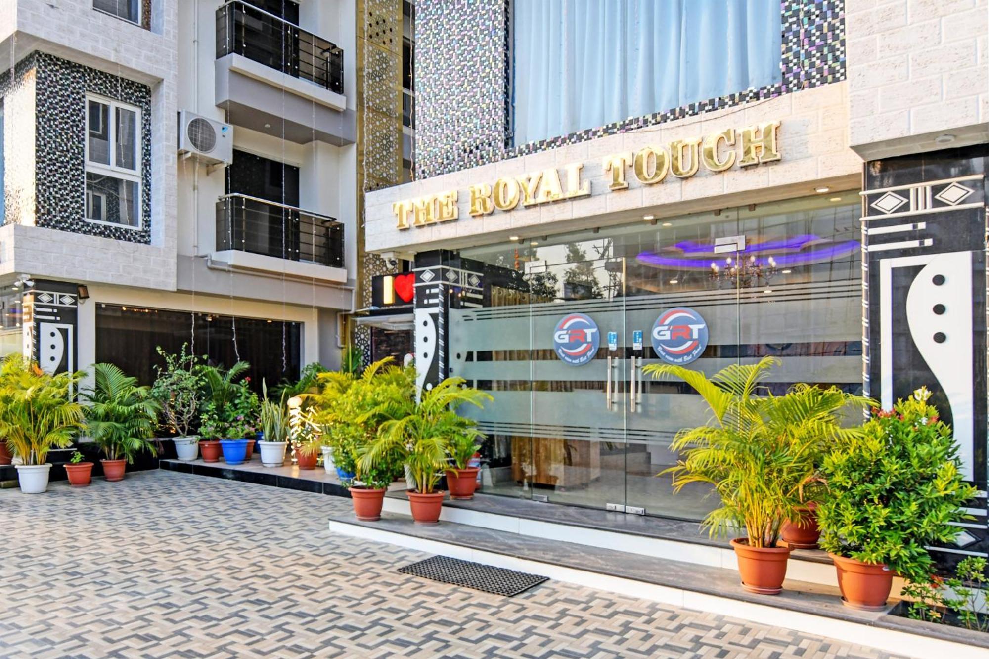 Townhouse The Grand Touch & The Royal Touch Hotel ดีกา ภายนอก รูปภาพ