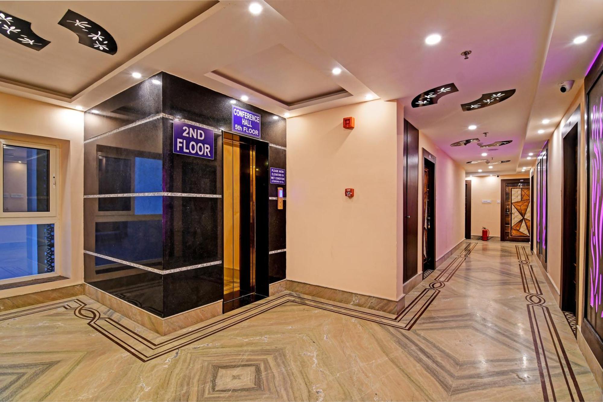 Townhouse The Grand Touch & The Royal Touch Hotel ดีกา ภายนอก รูปภาพ