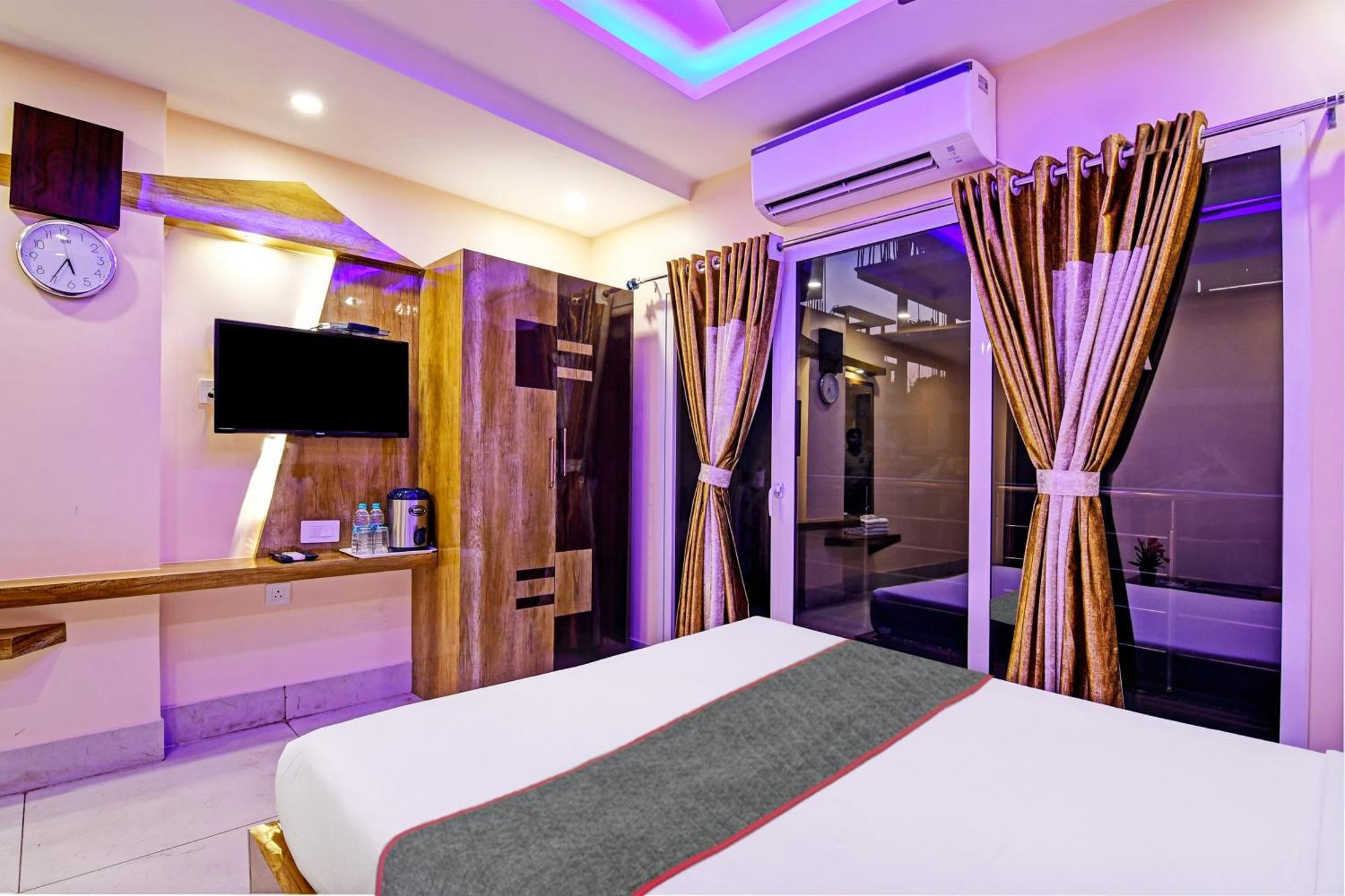 Townhouse The Grand Touch & The Royal Touch Hotel ดีกา ภายนอก รูปภาพ
