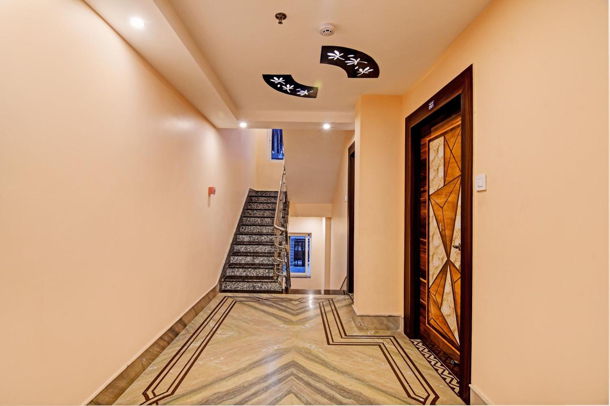 Townhouse The Grand Touch & The Royal Touch Hotel ดีกา ภายนอก รูปภาพ