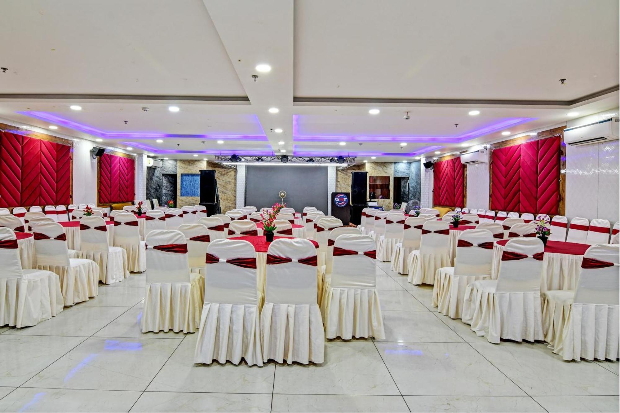 Townhouse The Grand Touch & The Royal Touch Hotel ดีกา ภายนอก รูปภาพ