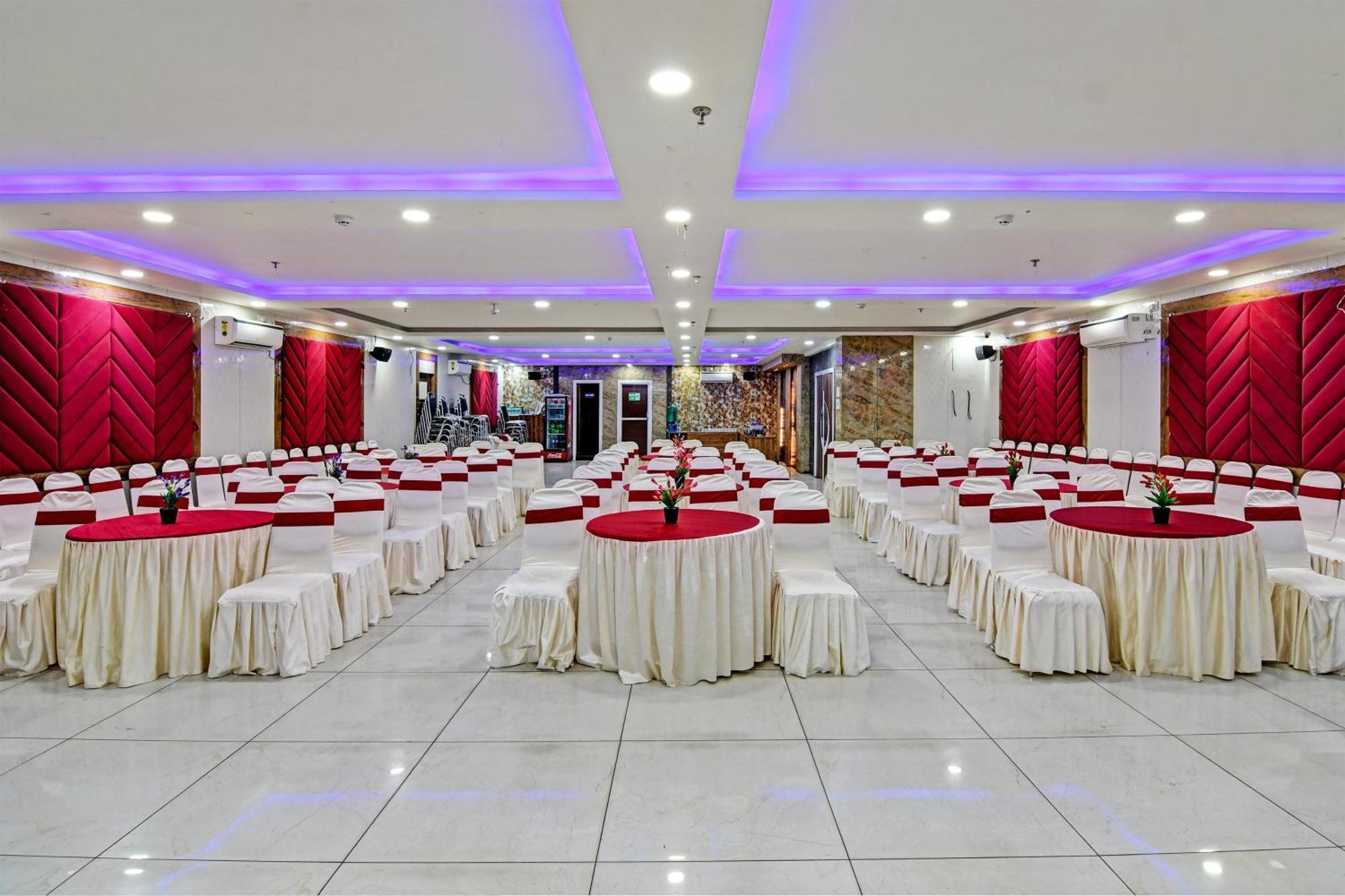 Townhouse The Grand Touch & The Royal Touch Hotel ดีกา ภายนอก รูปภาพ