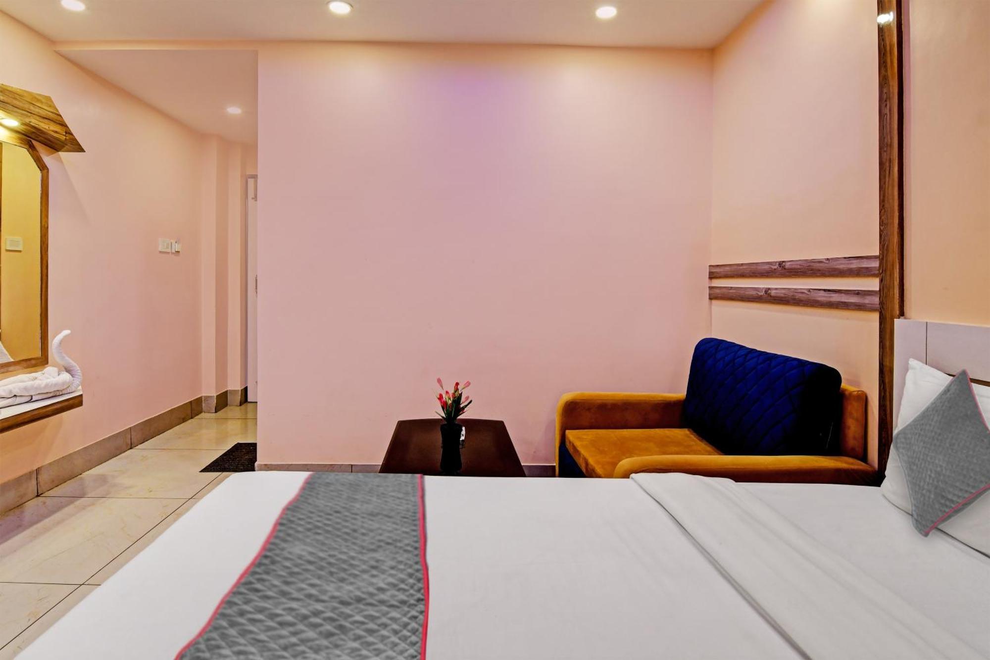 Townhouse The Grand Touch & The Royal Touch Hotel ดีกา ภายนอก รูปภาพ