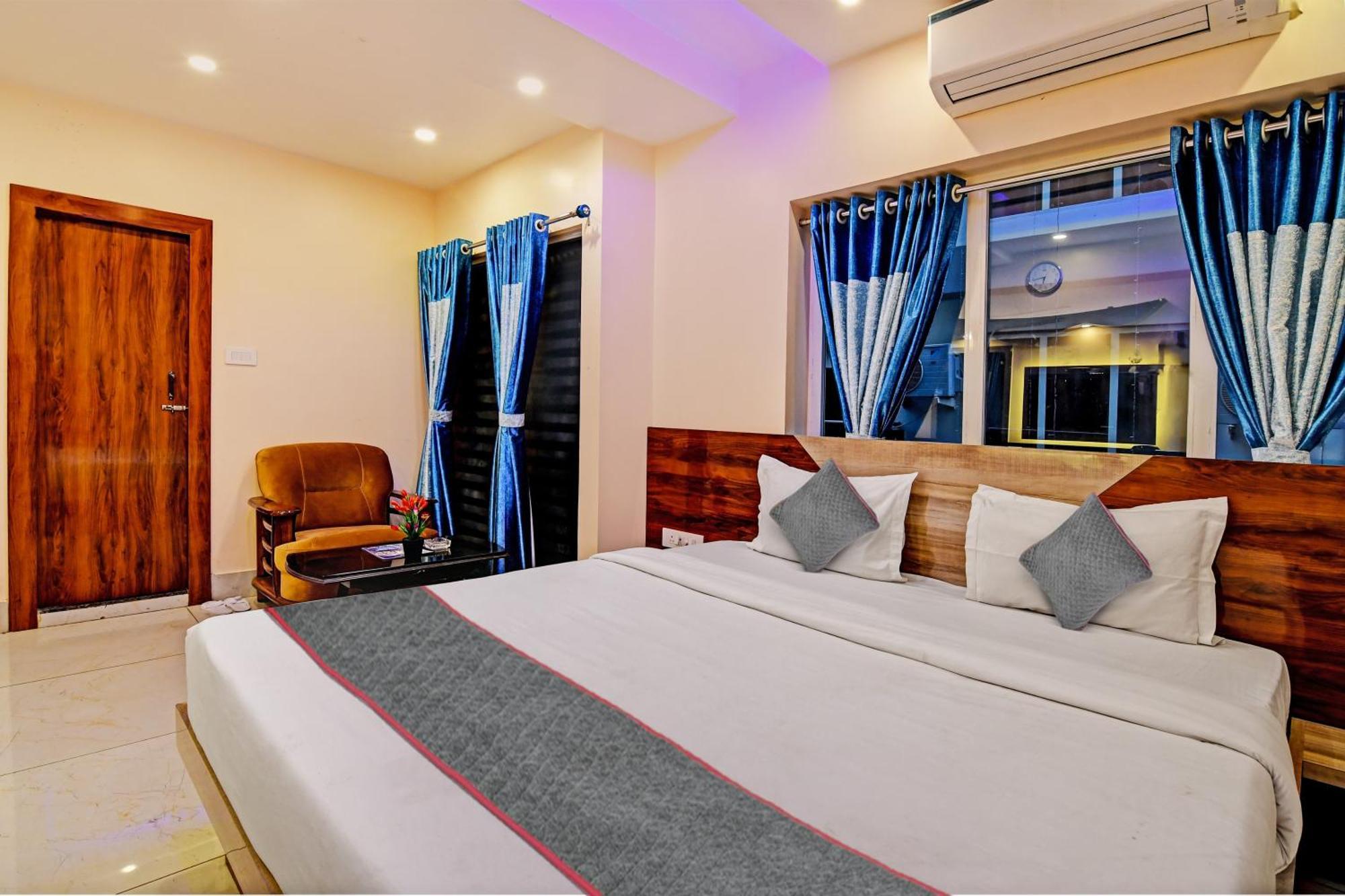 Townhouse The Grand Touch & The Royal Touch Hotel ดีกา ภายนอก รูปภาพ