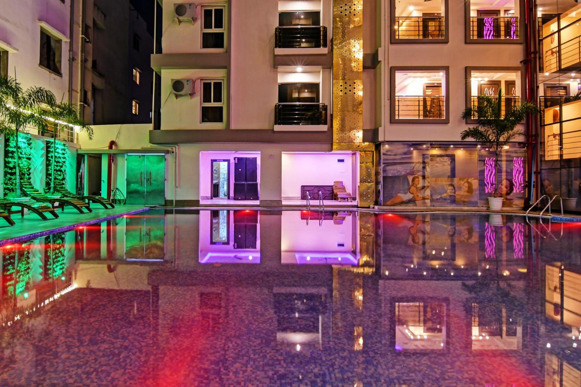 Townhouse The Grand Touch & The Royal Touch Hotel ดีกา ภายนอก รูปภาพ