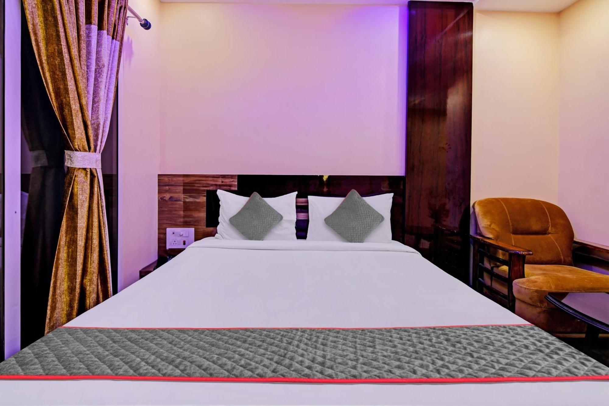 Townhouse The Grand Touch & The Royal Touch Hotel ดีกา ภายนอก รูปภาพ