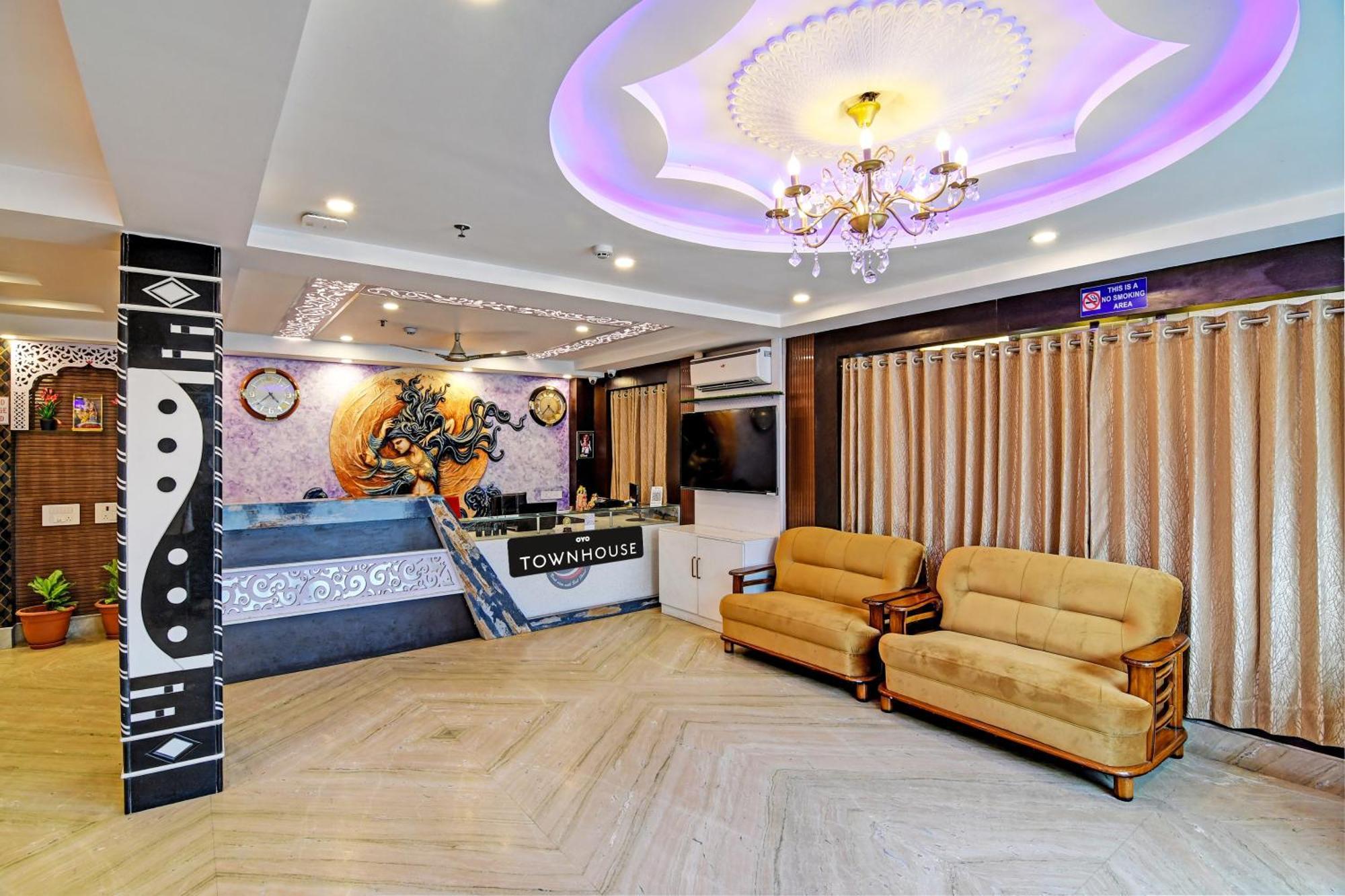 Townhouse The Grand Touch & The Royal Touch Hotel ดีกา ภายนอก รูปภาพ