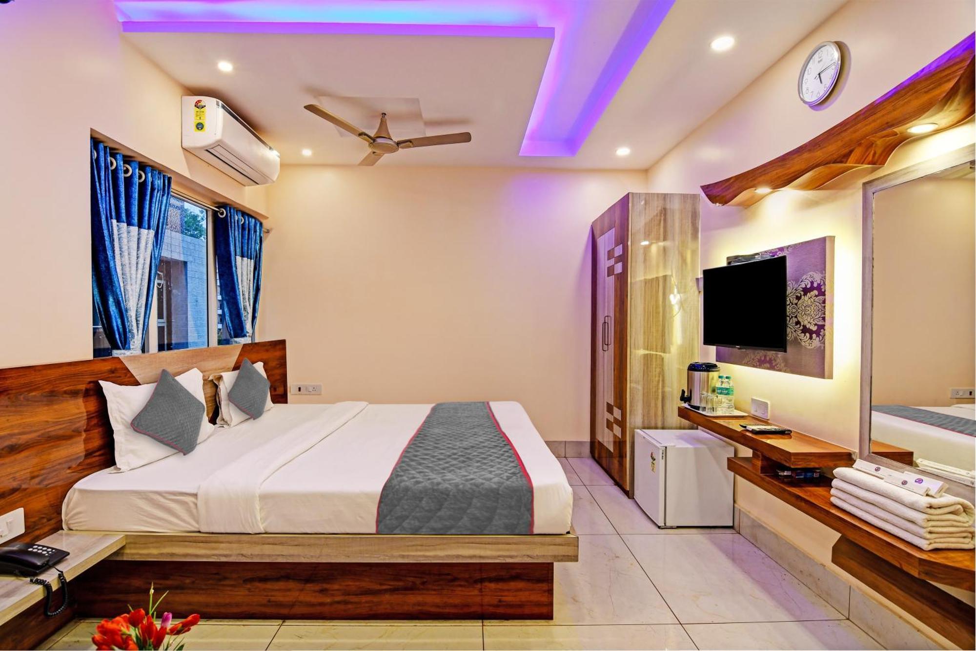 Townhouse The Grand Touch & The Royal Touch Hotel ดีกา ภายนอก รูปภาพ