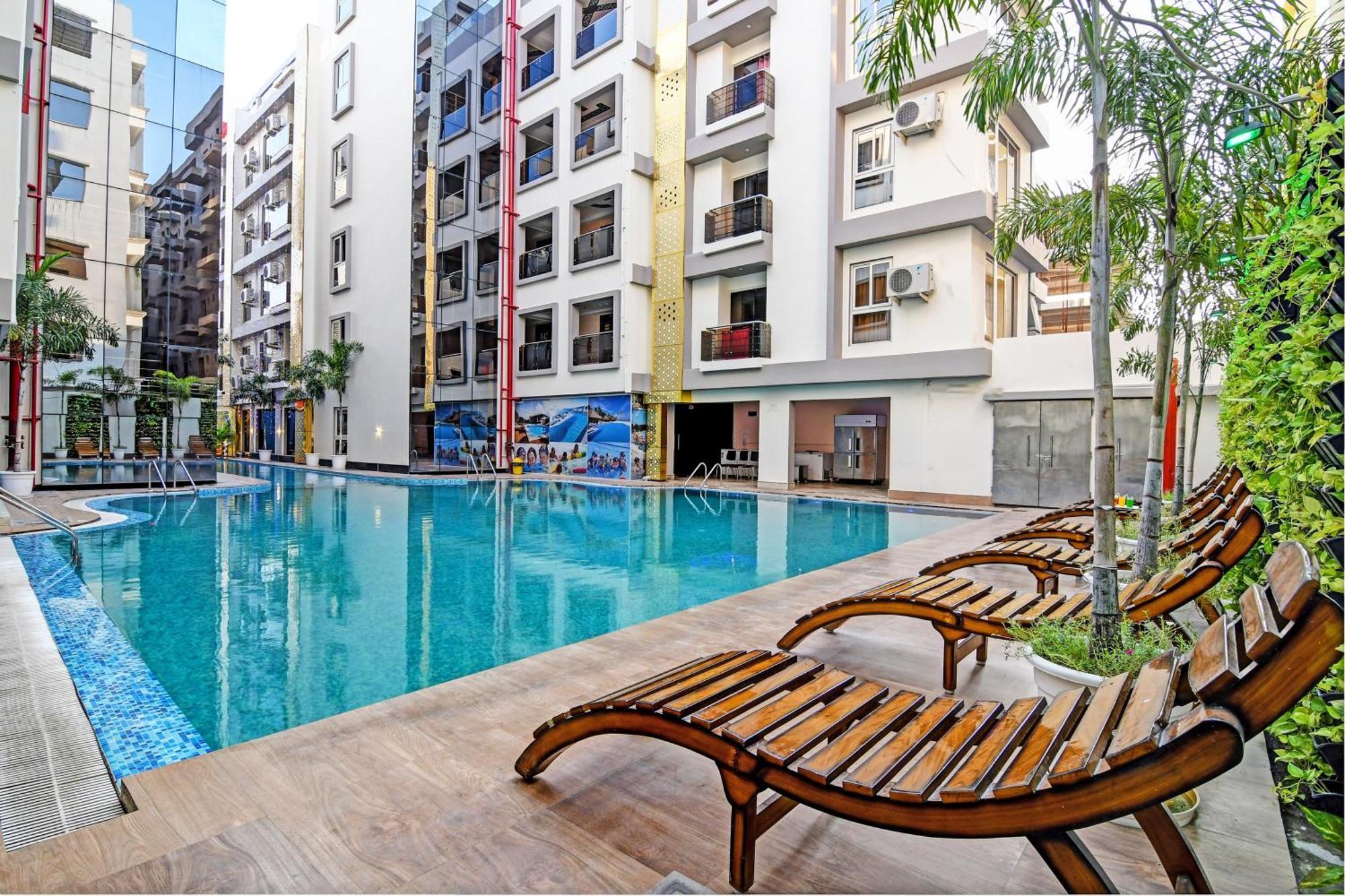 Townhouse The Grand Touch & The Royal Touch Hotel ดีกา ภายนอก รูปภาพ