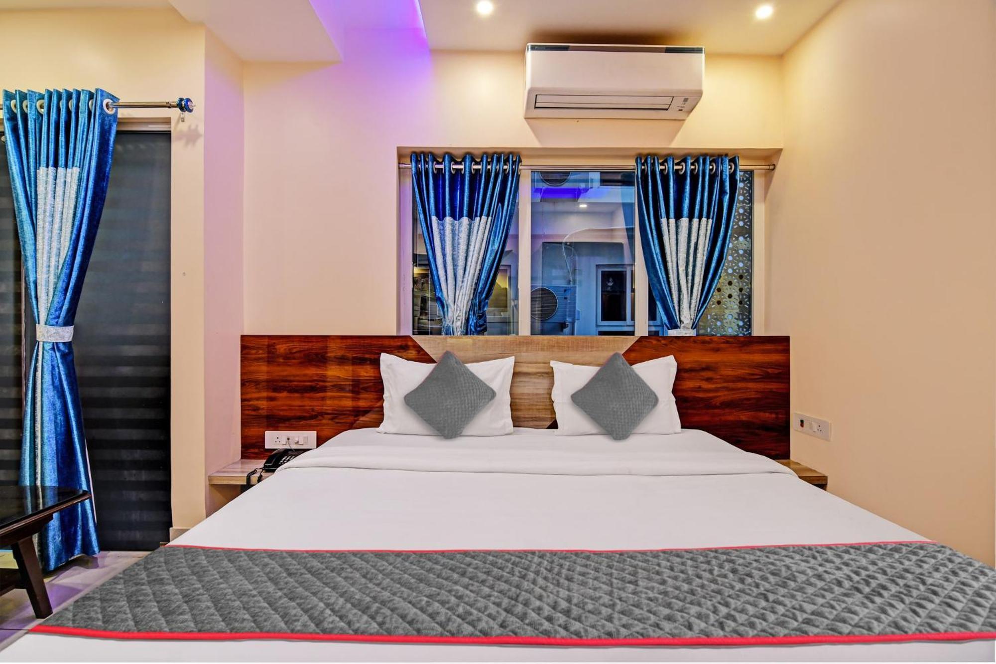 Townhouse The Grand Touch & The Royal Touch Hotel ดีกา ภายนอก รูปภาพ