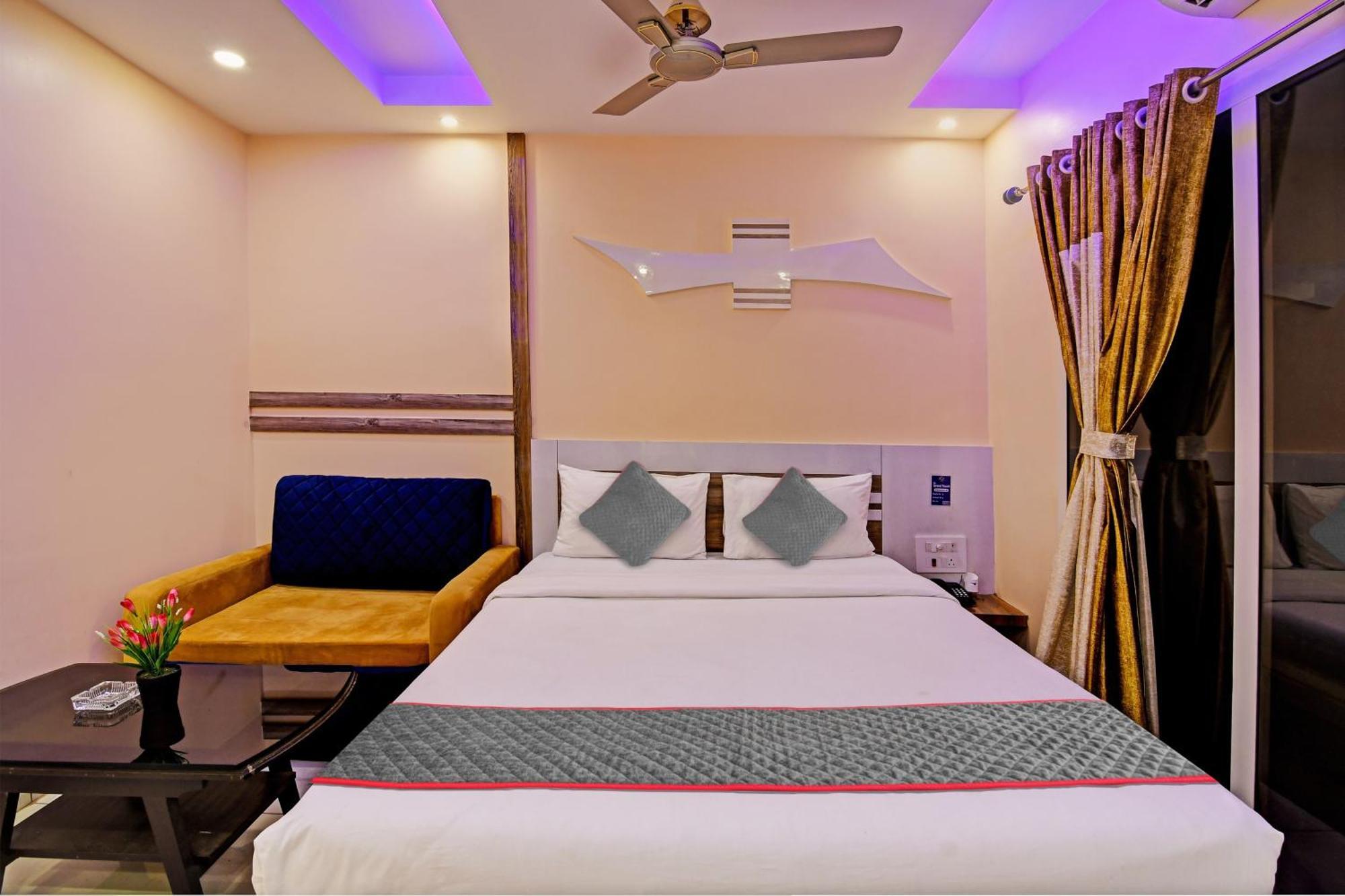 Townhouse The Grand Touch & The Royal Touch Hotel ดีกา ภายนอก รูปภาพ