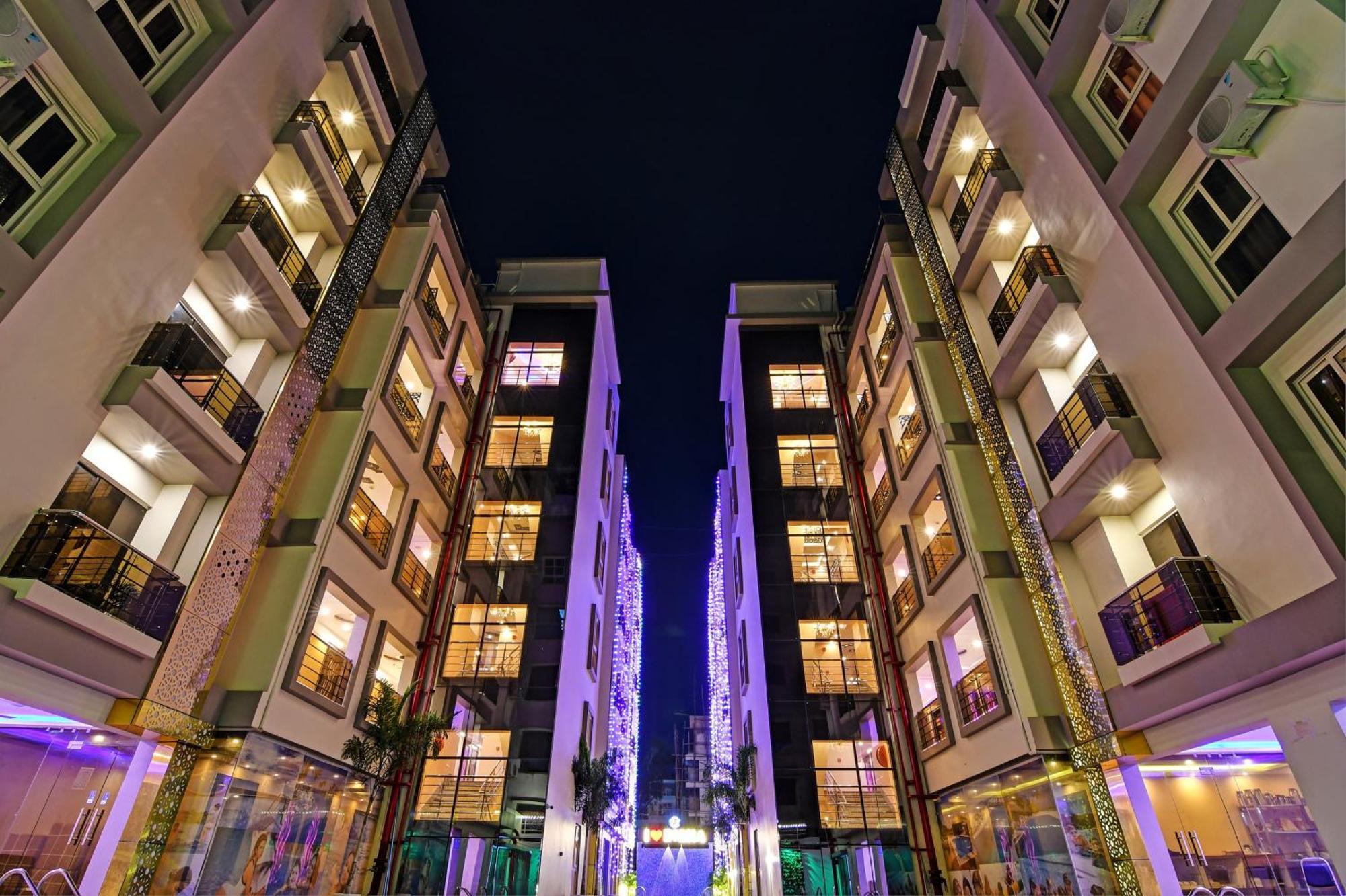 Townhouse The Grand Touch & The Royal Touch Hotel ดีกา ภายนอก รูปภาพ