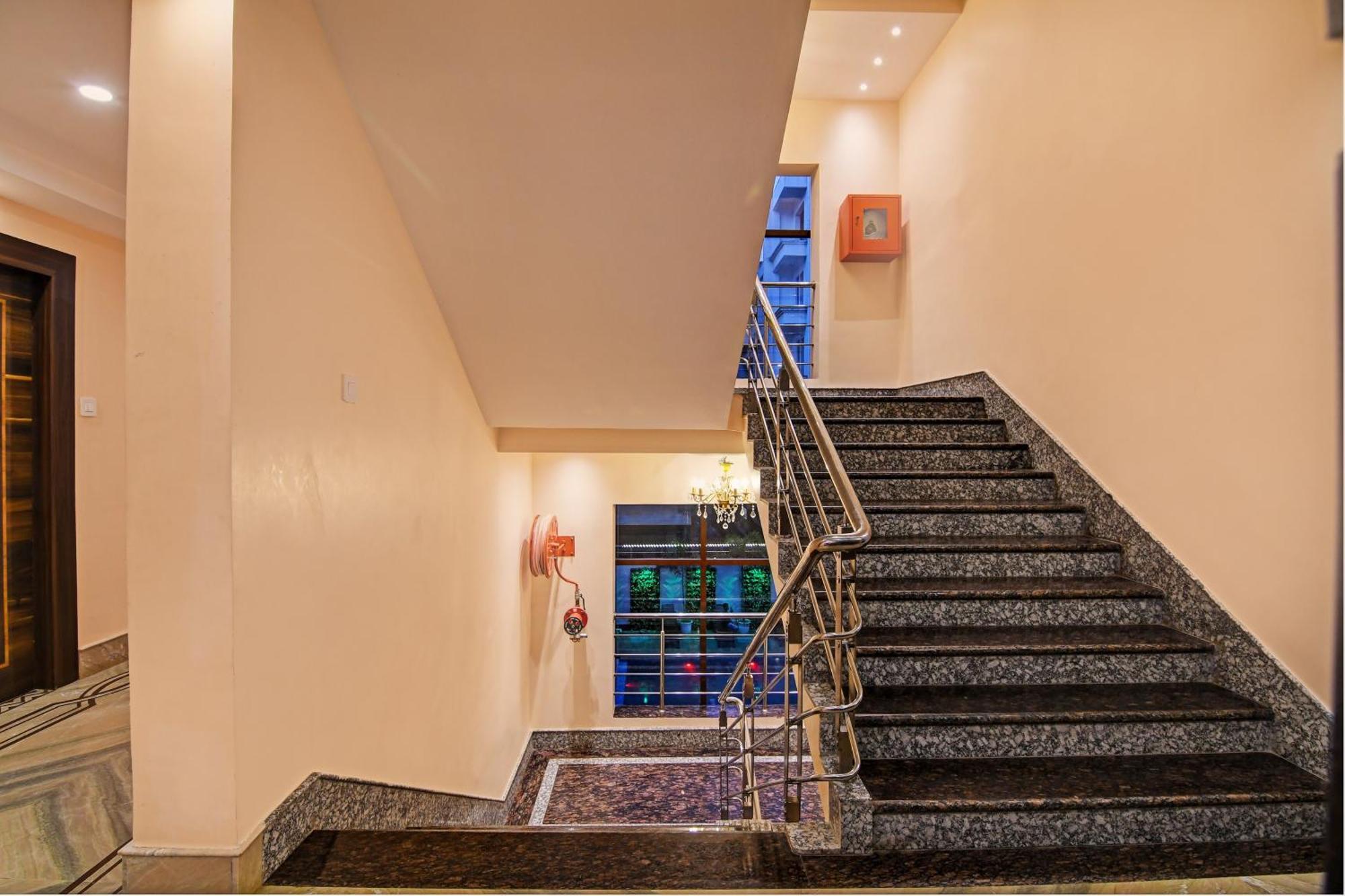Townhouse The Grand Touch & The Royal Touch Hotel ดีกา ภายนอก รูปภาพ