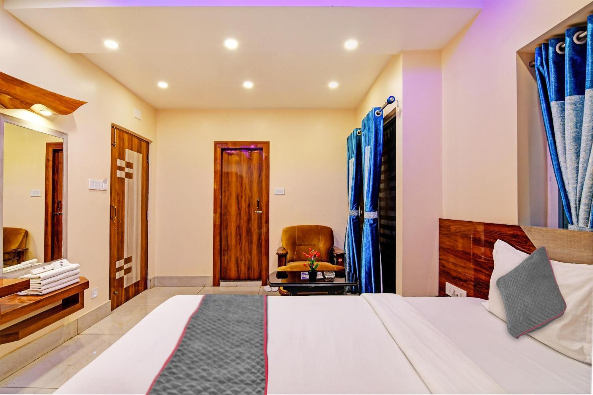 Townhouse The Grand Touch & The Royal Touch Hotel ดีกา ภายนอก รูปภาพ