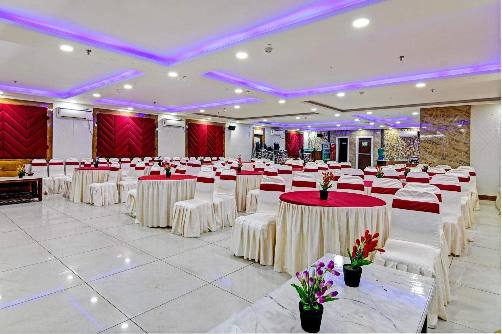 Townhouse The Grand Touch & The Royal Touch Hotel ดีกา ภายนอก รูปภาพ