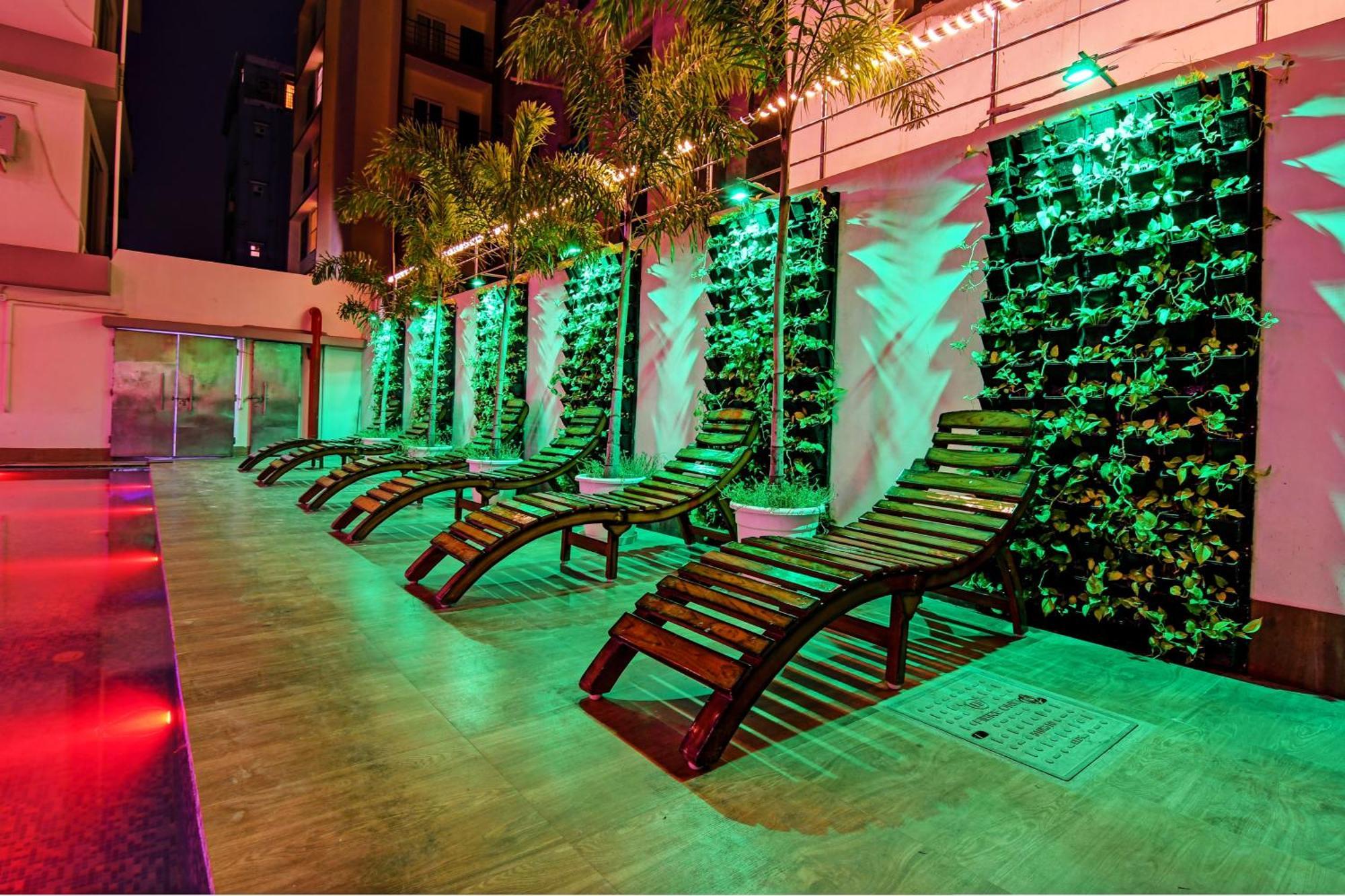 Townhouse The Grand Touch & The Royal Touch Hotel ดีกา ภายนอก รูปภาพ