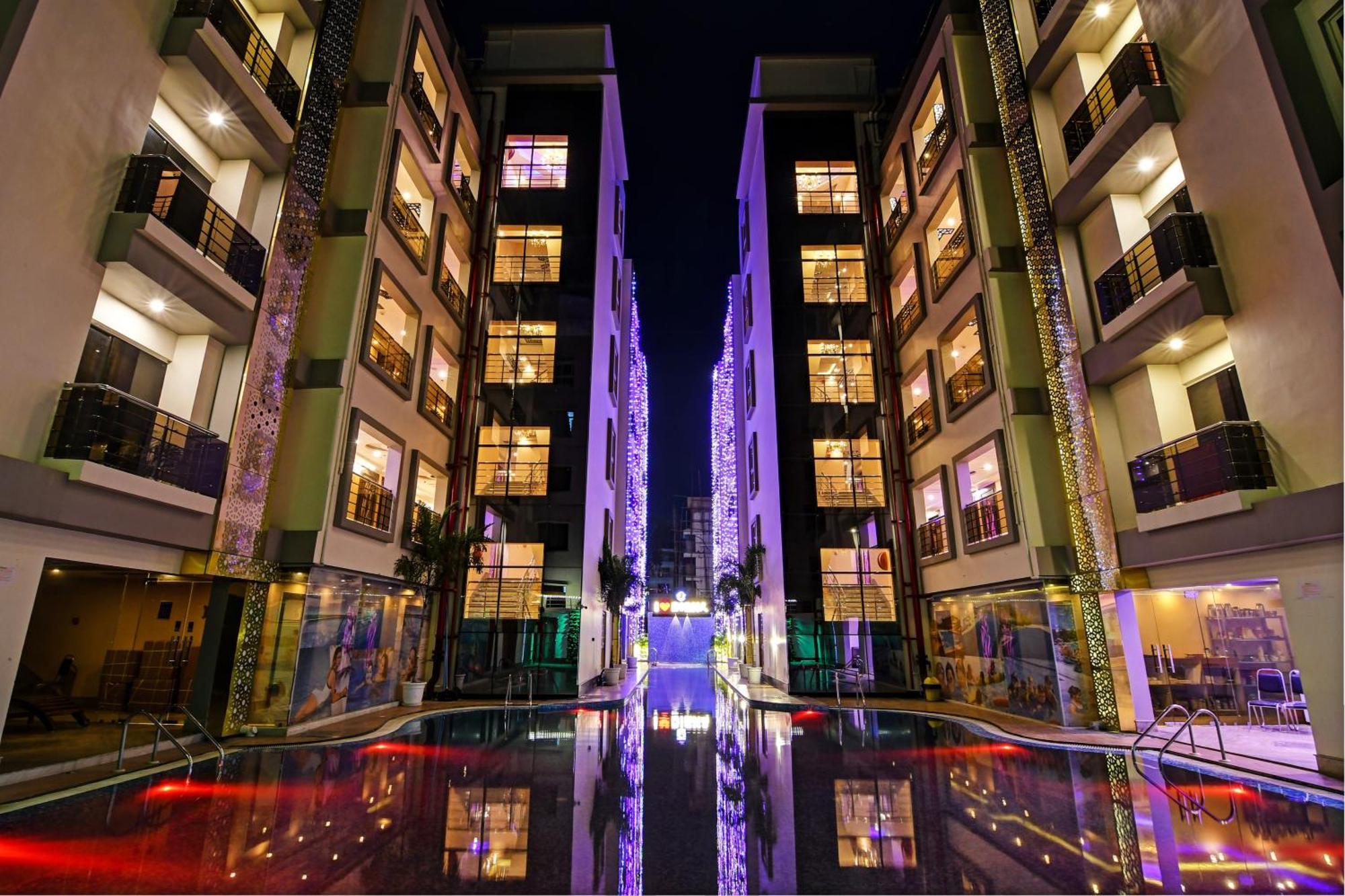 Townhouse The Grand Touch & The Royal Touch Hotel ดีกา ภายนอก รูปภาพ