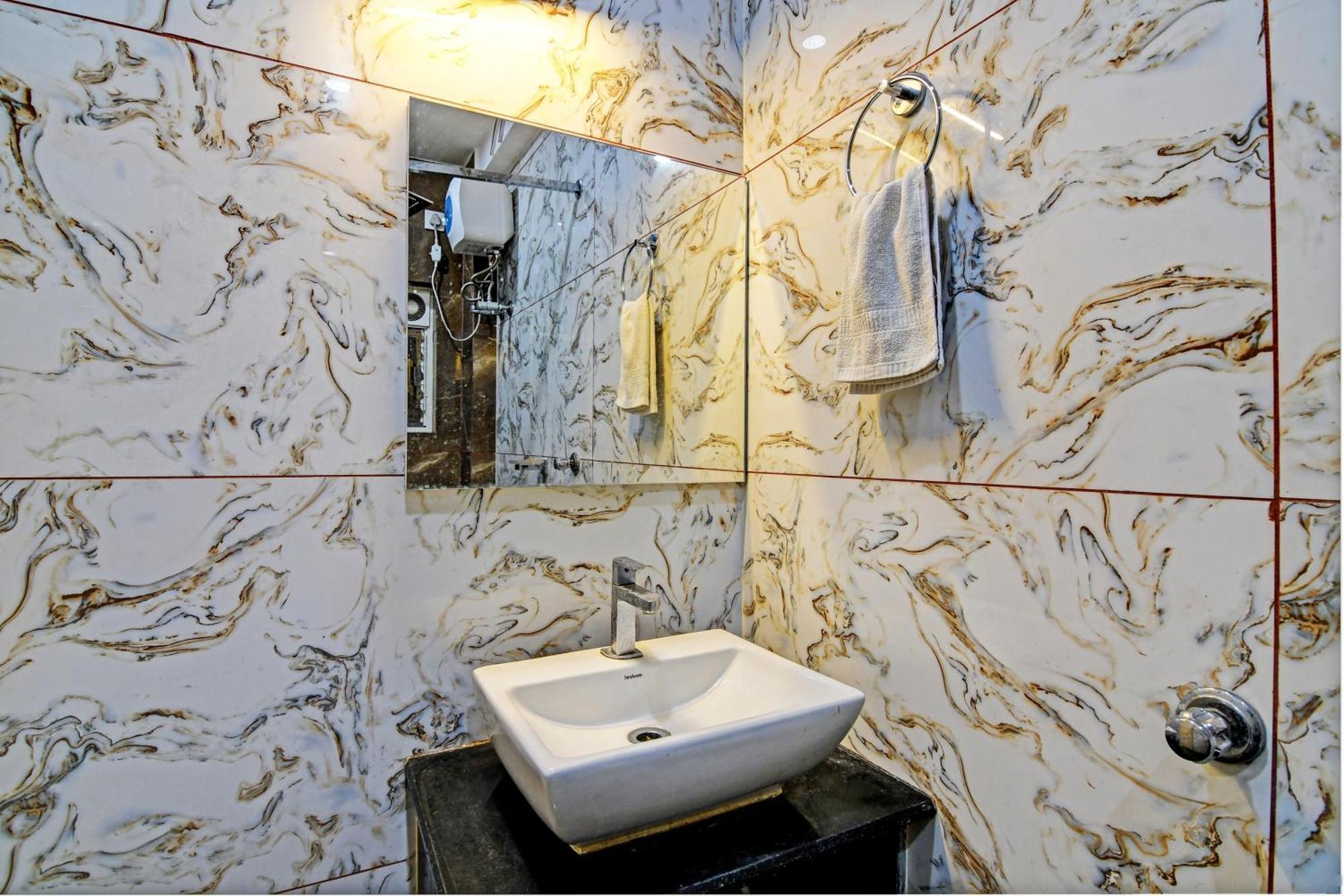 Townhouse The Grand Touch & The Royal Touch Hotel ดีกา ภายนอก รูปภาพ