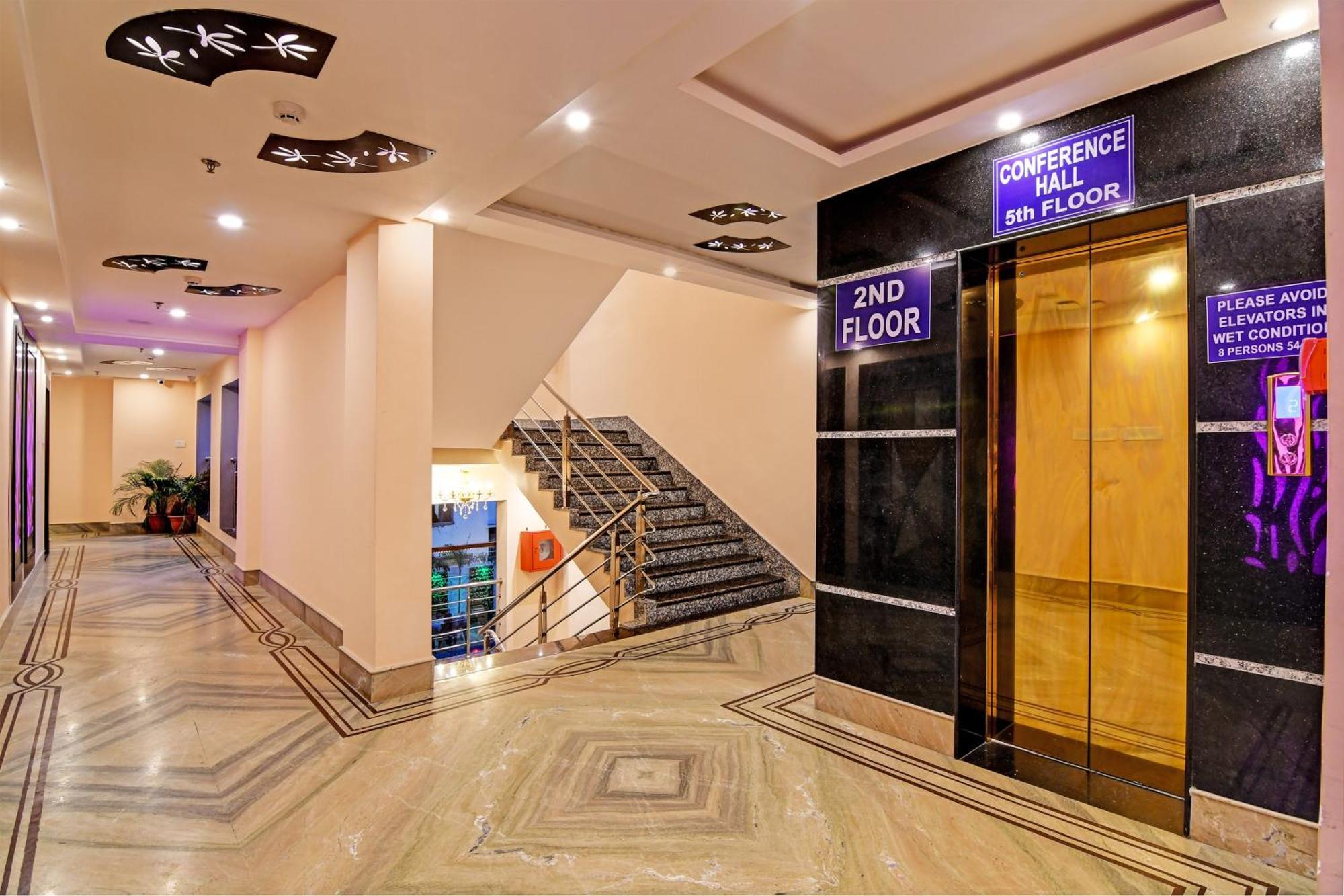Townhouse The Grand Touch & The Royal Touch Hotel ดีกา ภายนอก รูปภาพ