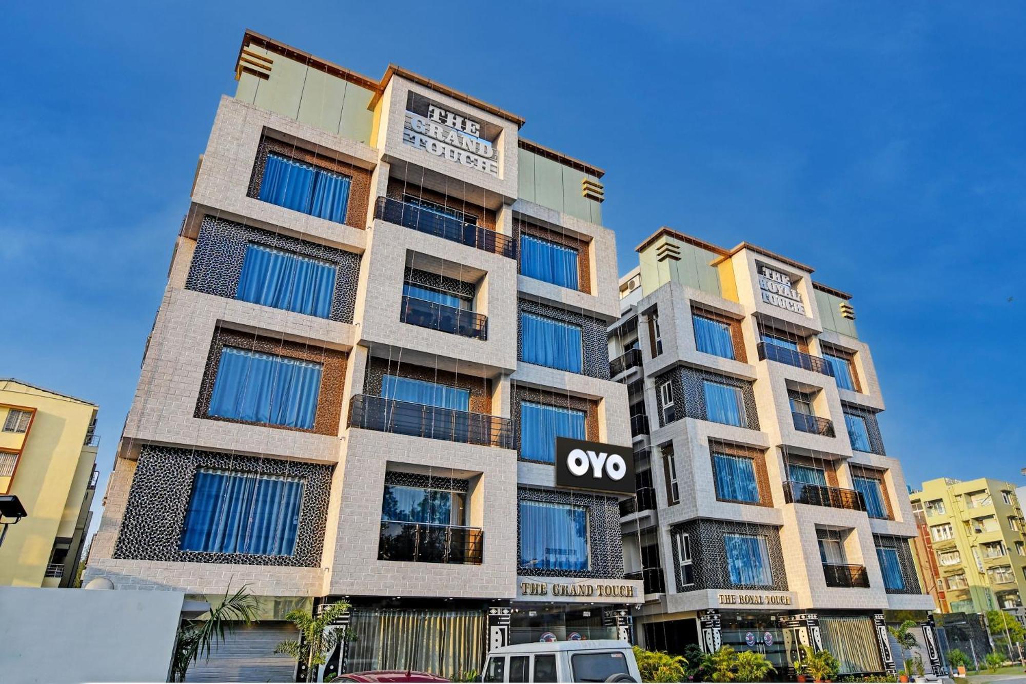 Townhouse The Grand Touch & The Royal Touch Hotel ดีกา ภายนอก รูปภาพ